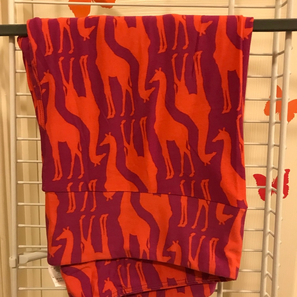 NWT rare TC giraffe leggings.